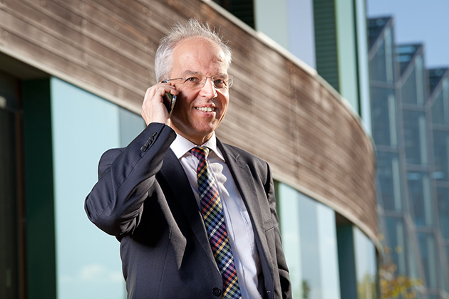 Insolvenzrechts-Experte Dr. Exner im Telefonat mit einem Mandanten